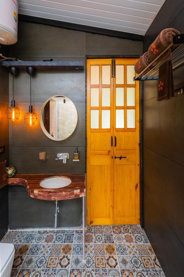 Saffronstays Turquoise Maison, Karjat Eksteriør billede