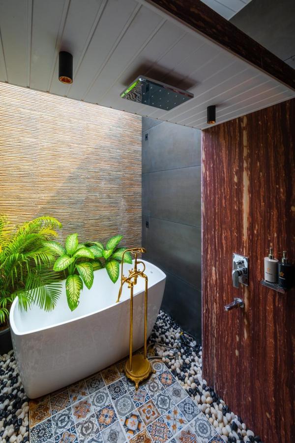 Saffronstays Turquoise Maison, Karjat Eksteriør billede